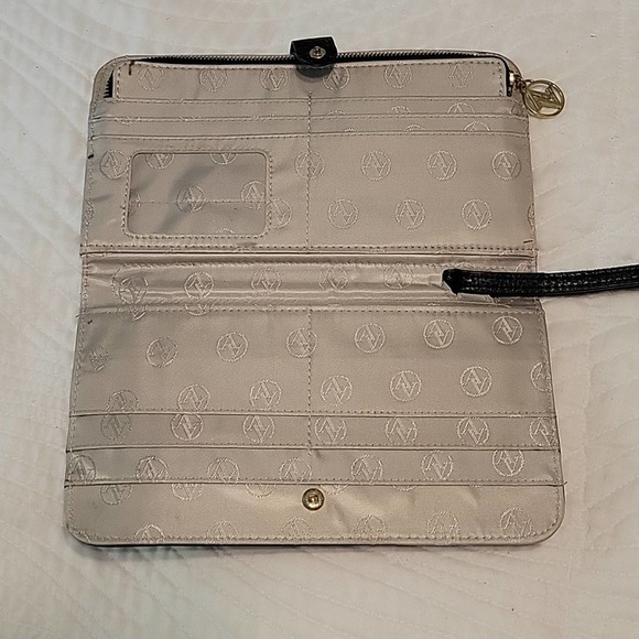 Adrienne Vittadini wristlet clutch - Picture 7 of 8